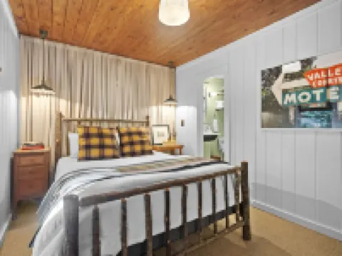 FLY LAKE- A Modern Mirror Lake Cottage Hotels in Highlands