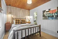 FLY LAKE- A Modern Mirror Lake Cottage