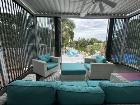 Beach style living in privacy.  One mile from beaches, and Mercato's excitement. Отели рядом с достопримечательностью «Ровер Ран»