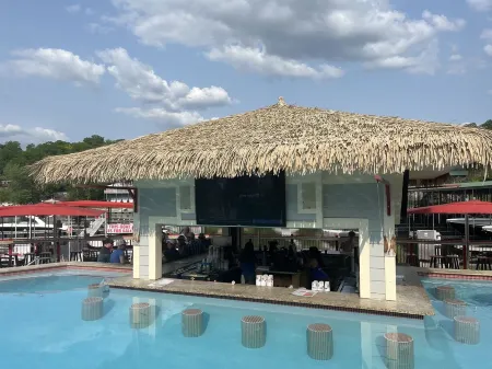 Three Season's Resort Lakefront Condo with Remarkable Views at Mile Marker 21 Отели в г. Осейдж Тауншип