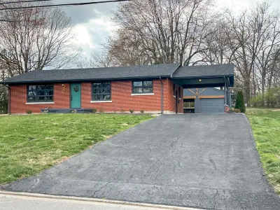 Cozy house with ping pong table and outdoor entertainment area Hotel dekat T.J. Maxx