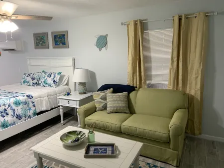 Walk to Gulf Beach Access! Coastal Studio – Starfish Stays 2C Dog Friendly. Отели в г. Манасота-Ки