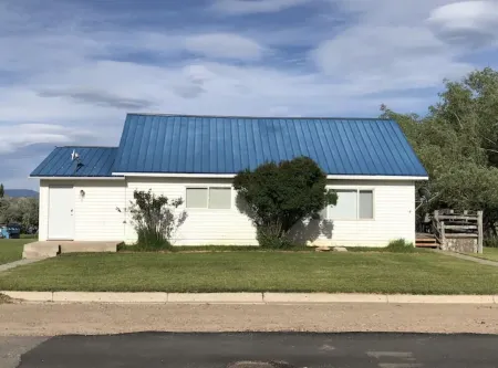 Cozy little house, great location, walking distance to stores and restaurants.