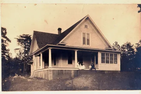 Historic charm in downtown Tryon; 18 Minutes from Tryon Intl Equestrian Center Отели в г. Трион