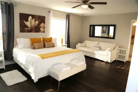 Elegant & Renovated Family Space-King Size Bed