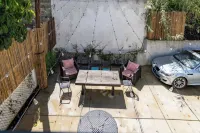 12 mins walk to universal/Steam Room Hotels in Universal City