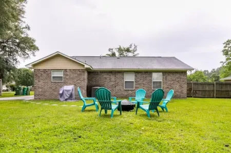 Charming Pooler Home 12mi from downtown Savannah Отели рядом с достопримечательностью «Спортивная площадка Стиплчейз»