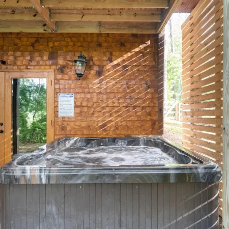 Cabin getaway in downtown!