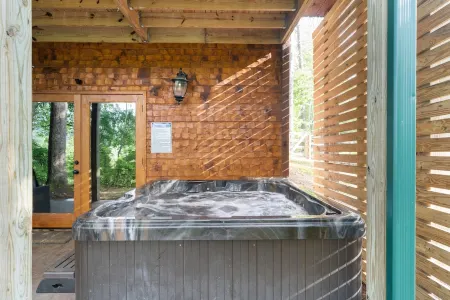 Cabin getaway in downtown!