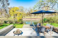 Family Fun on Guadalupe River w/ kayaks, grill and dock! Minutes from Downtown