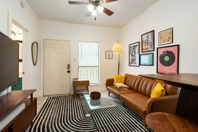 Mid-Century Austin Escape! Long Term Discounts! Hotel di Central Austin