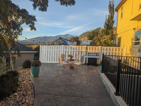 Honeymoon Mountain Dream Retreat with Valley Views, Mountain Trails & Sauna