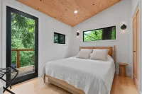 Tree House- Two bedroom plus loft- sustainable living!