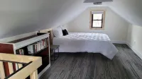 Charming 2 Bed backyard guesthouse close to Peekskill, WestPoint, & trails.