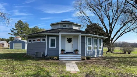 Serenity Cottage: Central to state parks, historic towns, MD & VA beaches