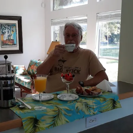Entire 3 Bedroom/2 Bathroom Cottage;  Near NASA, Kemah and Your Private Beach!