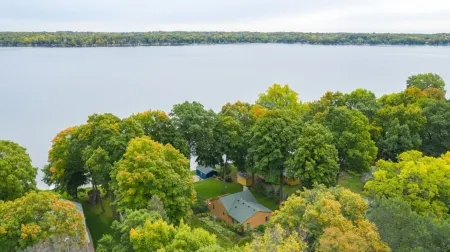 Cozy Clean Waterfront Cabin on Sugar Lake - Ice Fishing, Ski/Snowboard Nearby