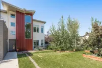 Lux Family Retreat: Hot Tub, Gym, Sauna, Fire Pit Hotels near Rock AG Church