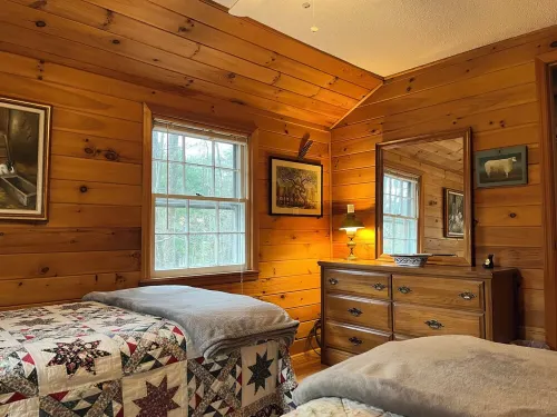 Classic Pocono Mountain Cottage in Split Rock Hotels in Kidder Township