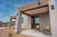 Scenic Mountain Retreat: Tranquil 2BR Private Casita - Wifi