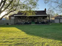 Charming 3-bedroom cottage with WiFi and AC in delightful Caulfield