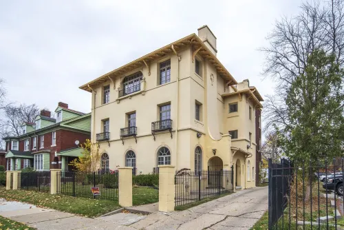 Cozy apartment in west village Detroit