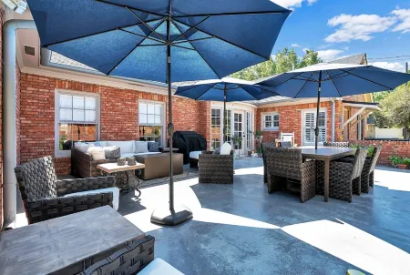 On Austin Ave!!! Completely remodeled and close to Magnolia, Downtown & Baylor.