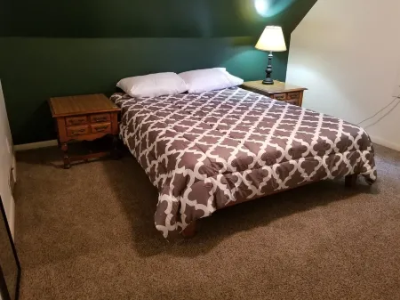 Adventure House: Fully Stocked Kitchen 5 mins from Michigan Tech Отели в г. Ханкок