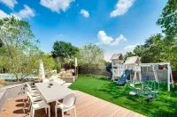 5Bedroom w/Heated Pool, Fire Pit, Baby Gear, Wifi, Central Location