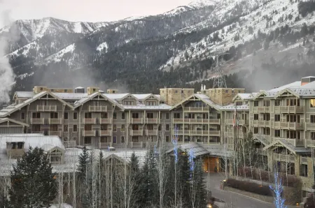 COMFY COZY SLOPESIDE CONDO-HOT TUB HEATED POOL ACCESS -5 MIN FREE RIDE TO LIFTS