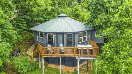 Fall Colors! Big Views! Hot Tub, Modern, 10 Min to Downtown!