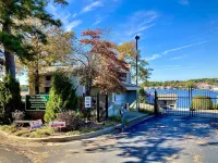 "The Veranda" Lake Hamilton Retreat for 6: Great sunsets and fireworks views!