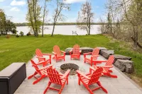 Lakeside Retreat Offering Serene Views, Water Adventures, and Lasting Memories! - シャレー