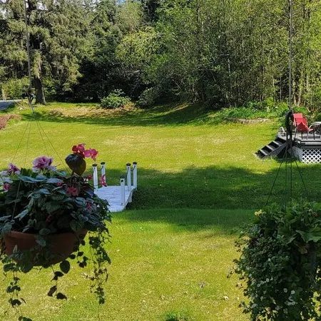 Beautiful valley retreat only 2.6 miles from the glacier and close to airport!