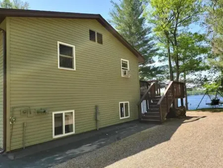 Happy Lakeside Getaway