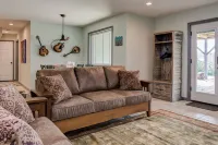 Pets welcomed, fully fenced in yard. Beautiful 1BR suite w full kitchen, WI-FI