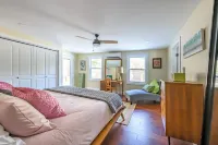 Outdoor Sauna, Hot tub, Fire Pit, Dogs Welcome! Hotels near Monument Mountain