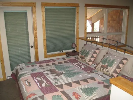 Downtown Loft with Balcony, across from river confluence, walk to restaurants Отели рядом с достопримечательностью «MacGregor Ranch Museum»