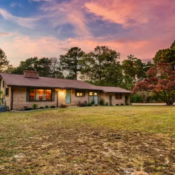 Tranquil Retreat w/ Hot Tub, Large Patio, 2 living rooms