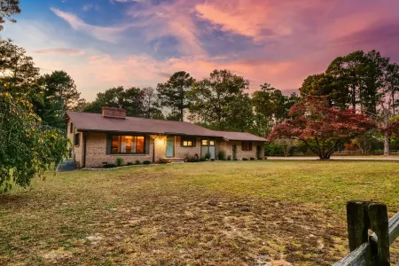 Tranquil Retreat w/ Hot Tub, Large Patio, 2 living rooms