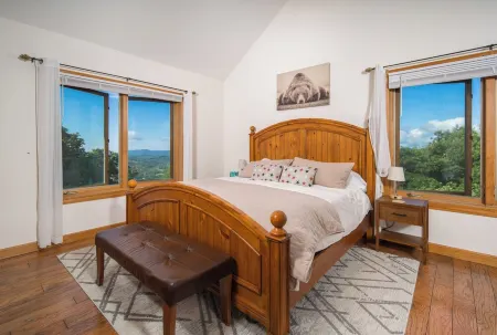 Mountaintop Cabin with Majestic Views - Hot Tub + Game Room + Pet Friendly Отели рядом с достопримечательностью «Christmas Tree Hill Garden Center»