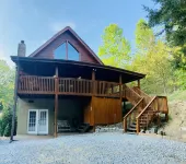 Cozy Bear Cabin Near Gatlinburg & Smoky Mtns - No Cleaning Fee Hotels near Sims Point