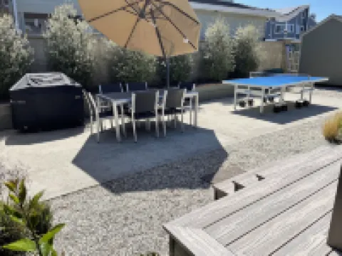 Upscale cottage: First block from the beach