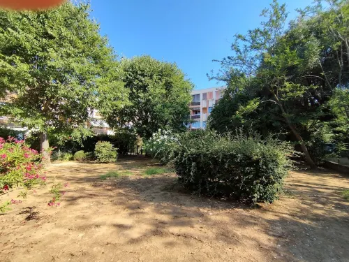 Apartment with terrace and garden view, 8 minutes walk from the beach