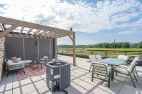 NEW home located downtown!Family-friendly, walkable to coffee shops, restaurants