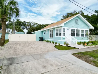 Elegant House, 5 min from beach, Private Driveway, Fire Pit, Outdoor Patio!