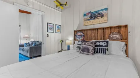 Cozy Beach Cottage - Walking distance to the Beach!! Отели рядом с достопримечательностью «Парк штата Ферст Ландинг»