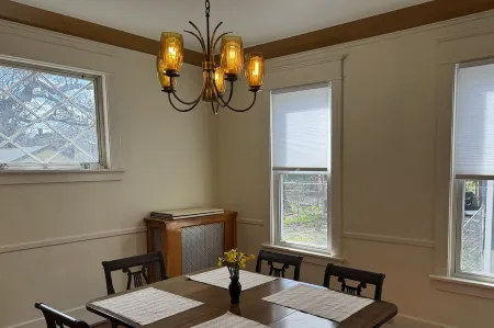 Paddock House Natural Area Gem! Covered parking. Fenced yard. Access Ramp. Peace