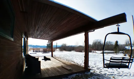 Gallatin River Cabin between Bozeman and Big Sky. Отели в г. Фор Корнерс