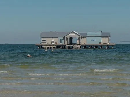 Pickleball, Heated Pool, Hot Tub, Golf & Games, 10 Min to Beach